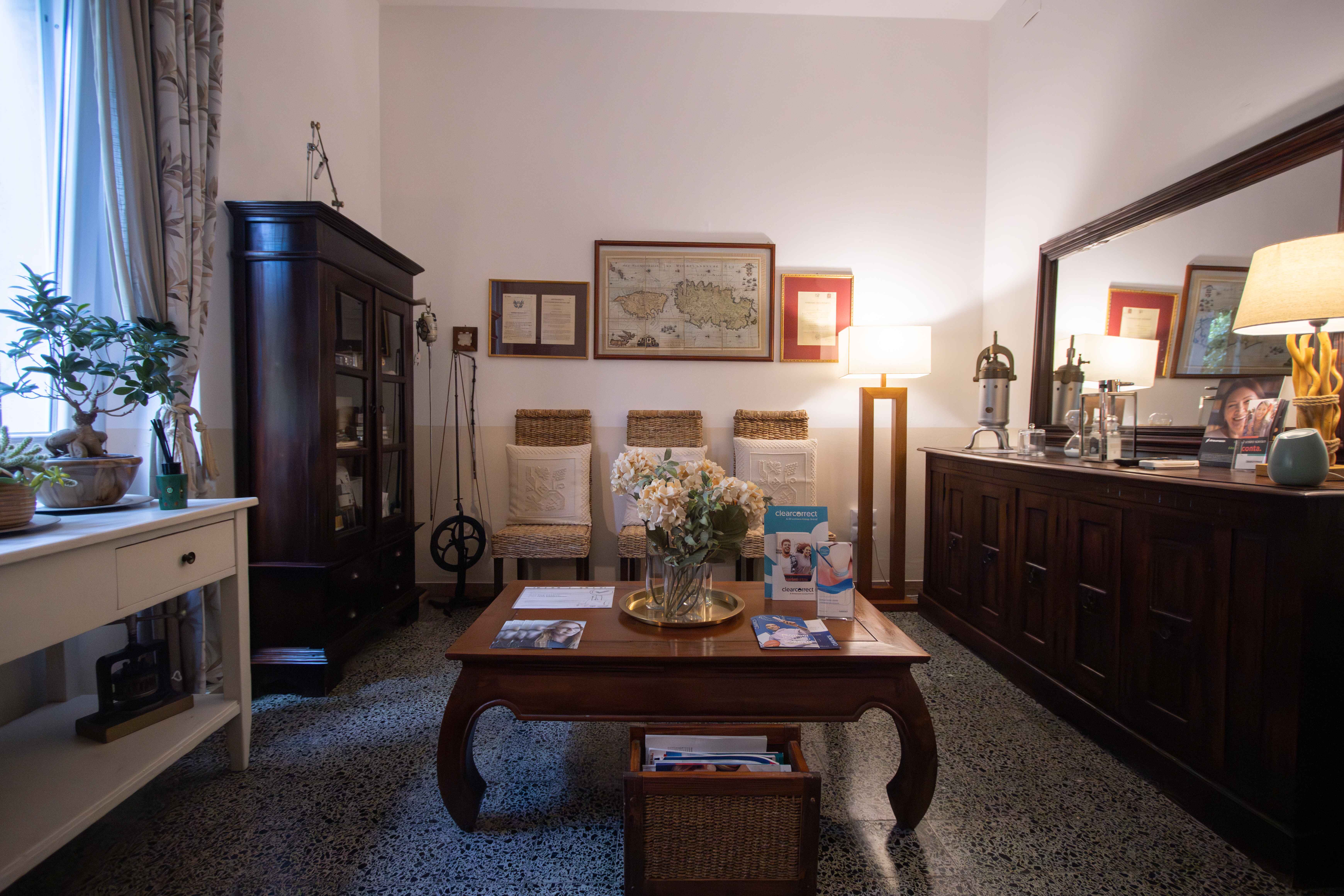 Sala d'attesa dello Studio Dentistico Dott. Paolo Lacana con divano e tavolo centrale