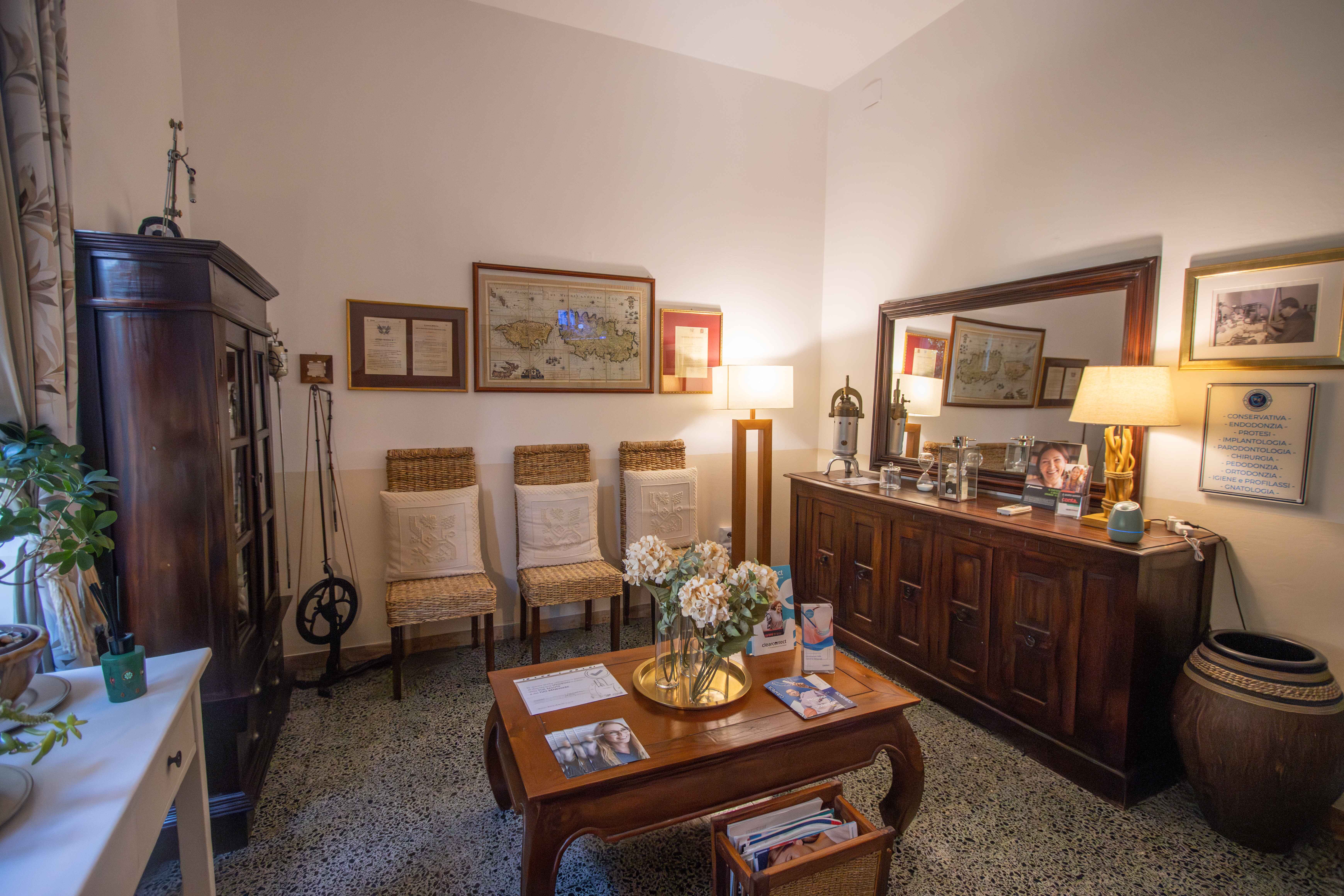 Sala d'attesa dello studio con sedute, arredi storici e luce naturale