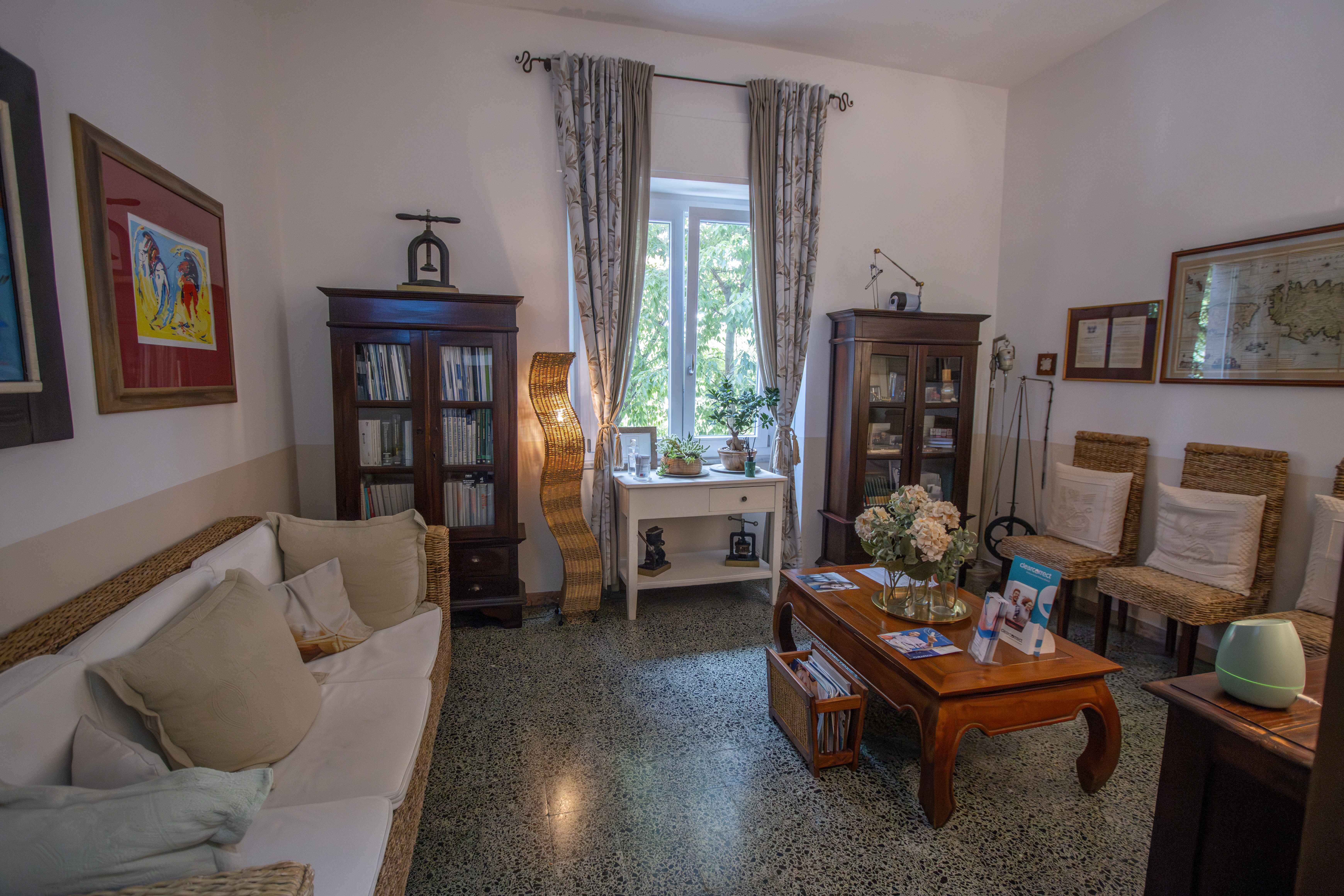Sala d'attesa dello Studio Dentistico Dott. Paolo Lacana con divano e tavolo centrale