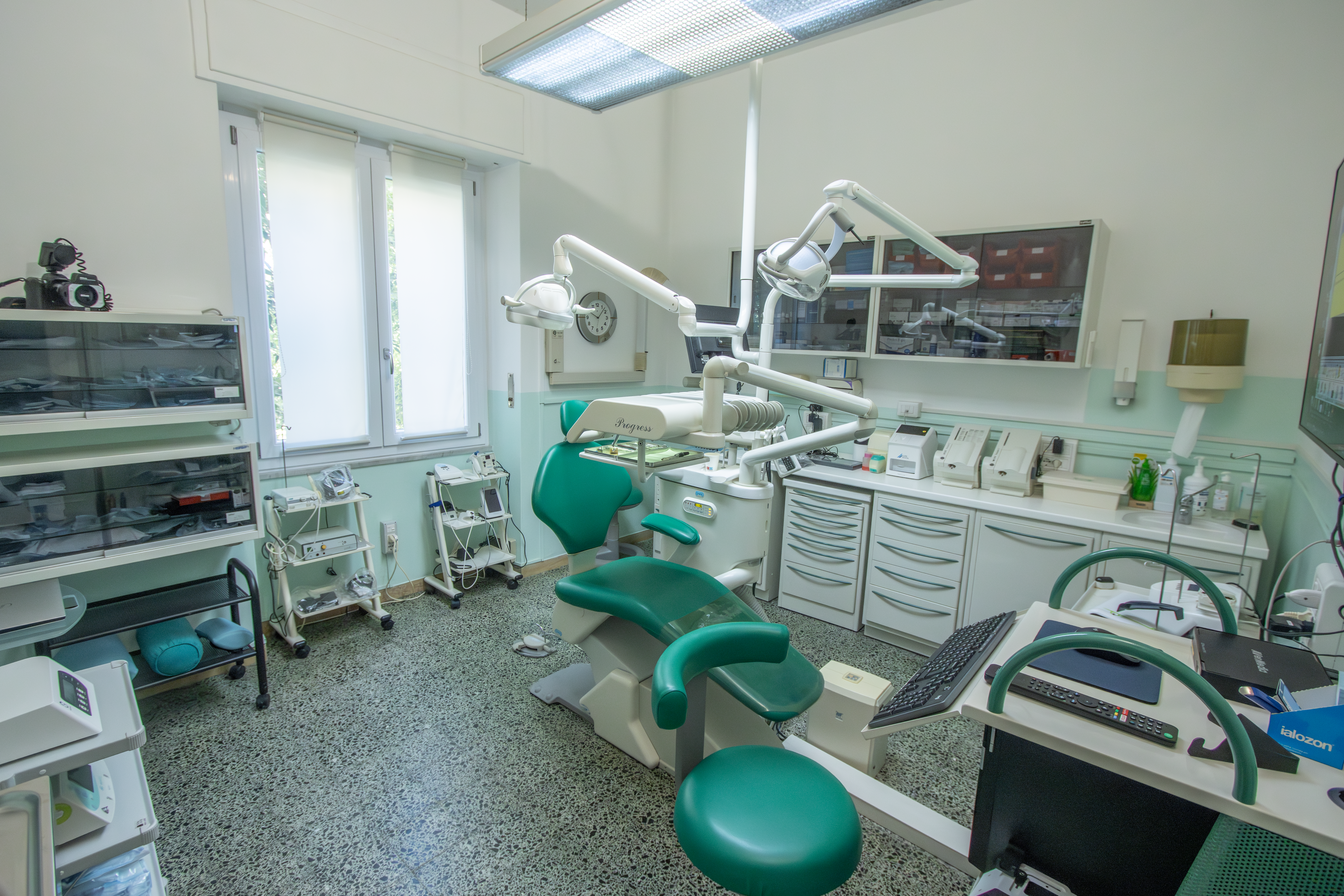 Stanza verde chirurgia con riunito e apparecchiature odontoiatriche