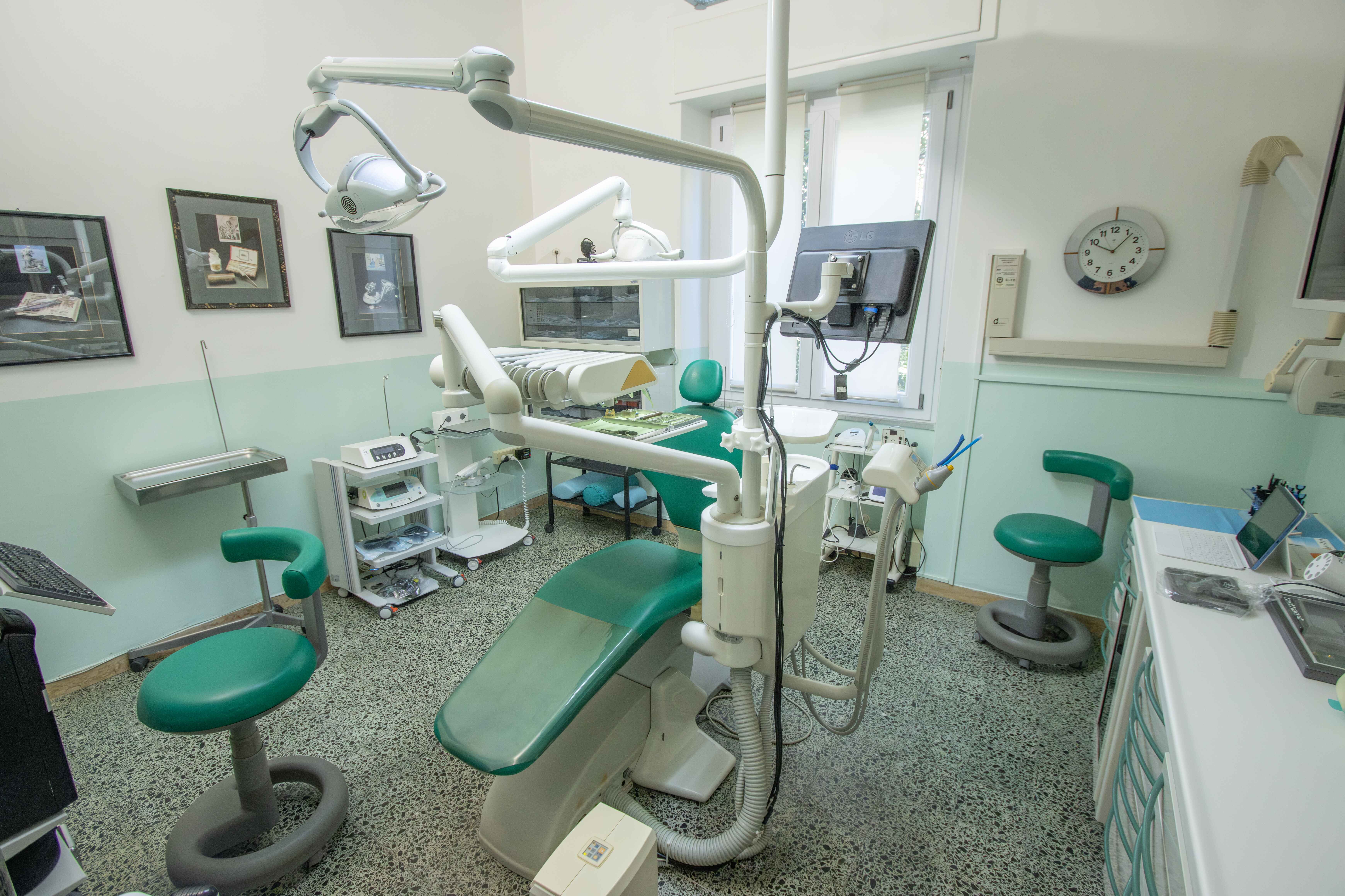 Stanza verde chirurgia con poltrona e postazioni cliniche